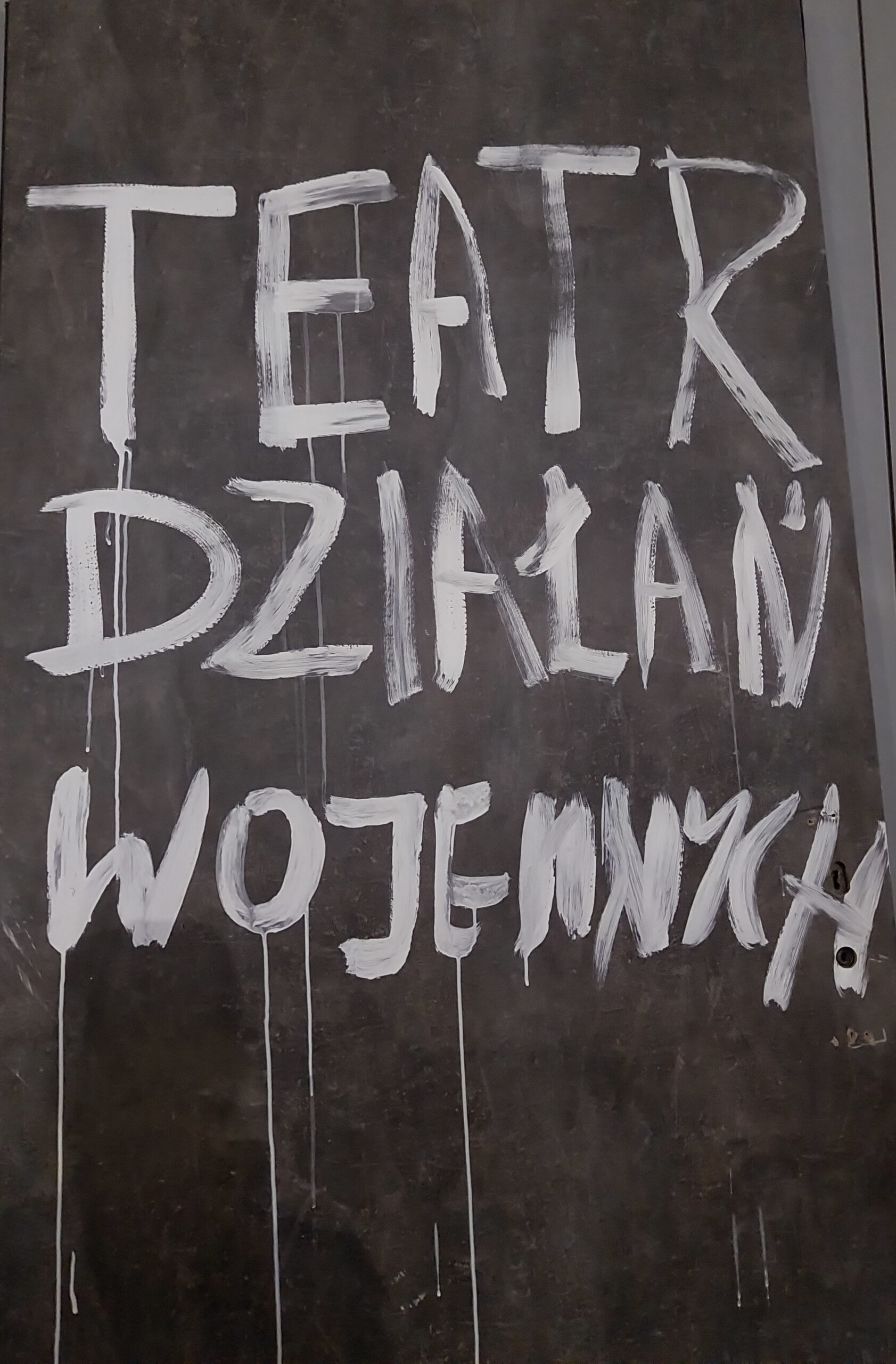 Teatr Działań Wojennych - wystawa Wojtka Kukuczki (wrażenia z wystawy) 1 Plakat wystawy Teatr Działań Wojennych autorstwa Wojtka Kukuczki
