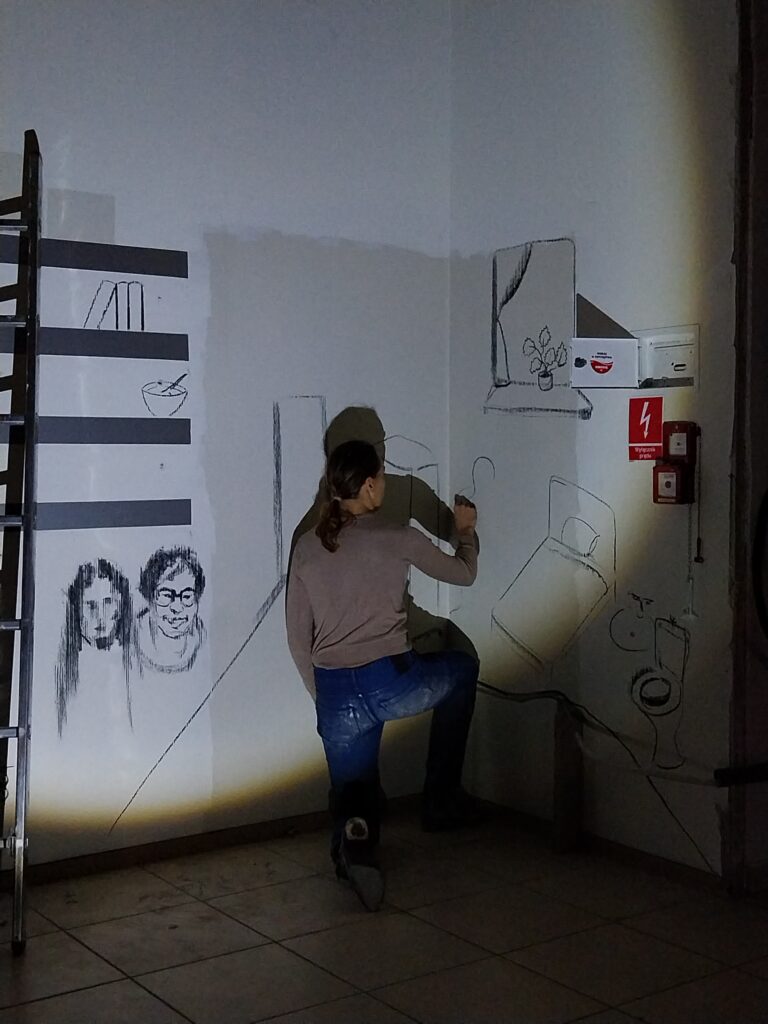 Teatr Działań Wojennych - wystawa Wojtka Kukuczki (wrażenia z wystawy) 5 Julia Lewandowska performance podczas wystawy Wojtka Kukuczki Teatr Działań Wojennych