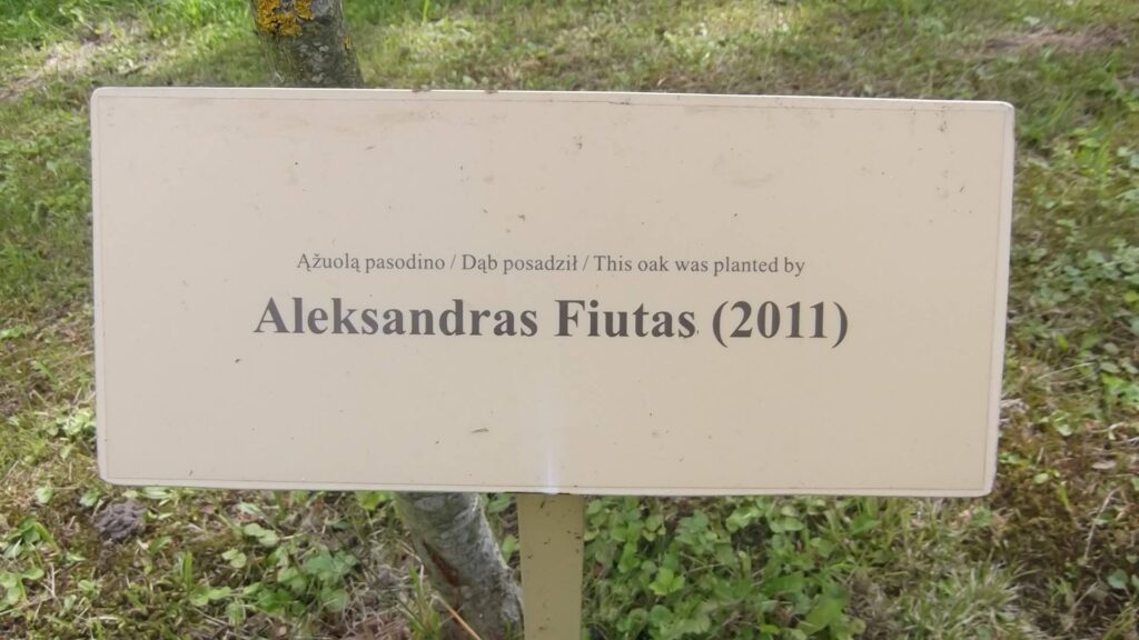 Czesław Miłosz i jego dom rodzinny 11 Aleksander Fiut posadził drzewo w 2011 roku